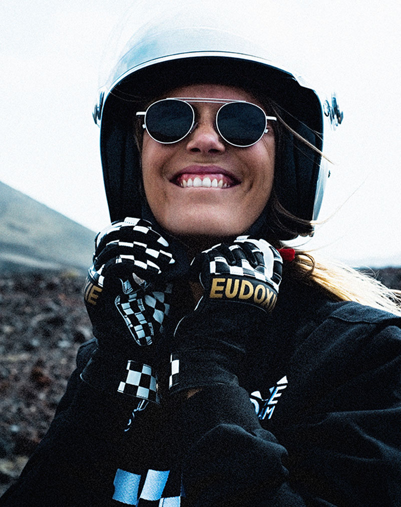 eudoxie-gant-gold-damier-moto-femme-dragonne-or-niveau-1-rose-ce-homologue-motarde.jpg